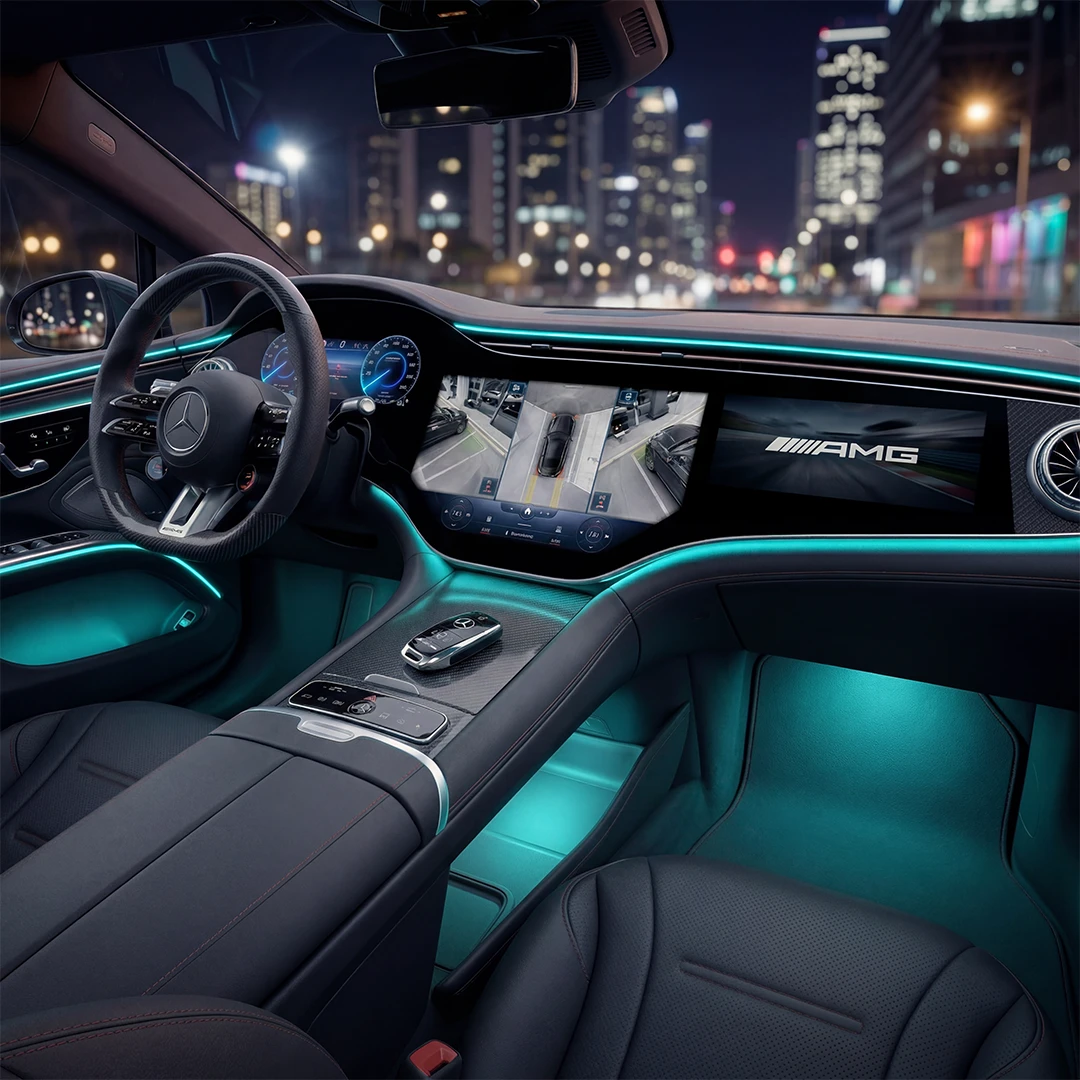 Modernes Mercedes-AMG Interieur bei Nacht mit digitalem Cockpit, großem Infotainment-Display und türkisfarbener Ambientebeleuchtung