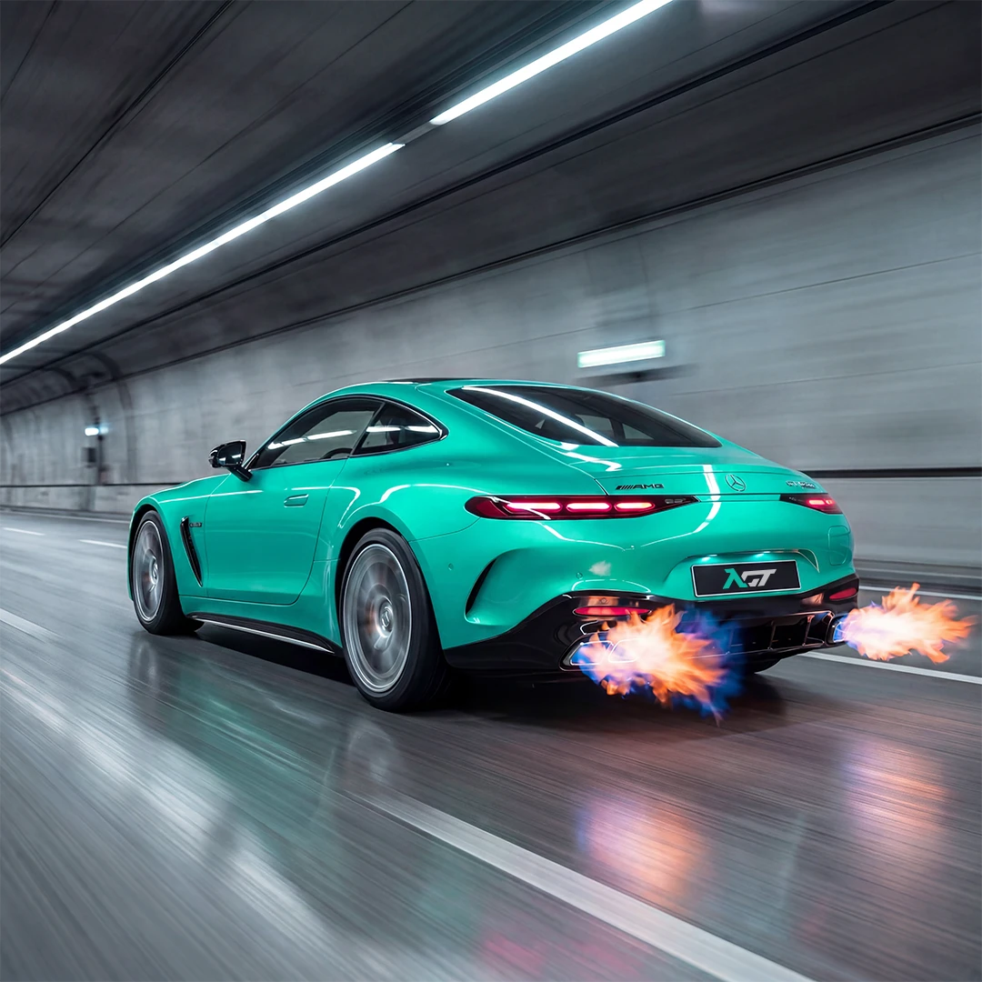 Türkisfarbener Mercedes-AMG Sportwagen fährt mit hoher Geschwindigkeit durch einen Tunnel, während Flammen aus den Auspuffrohren schlagen