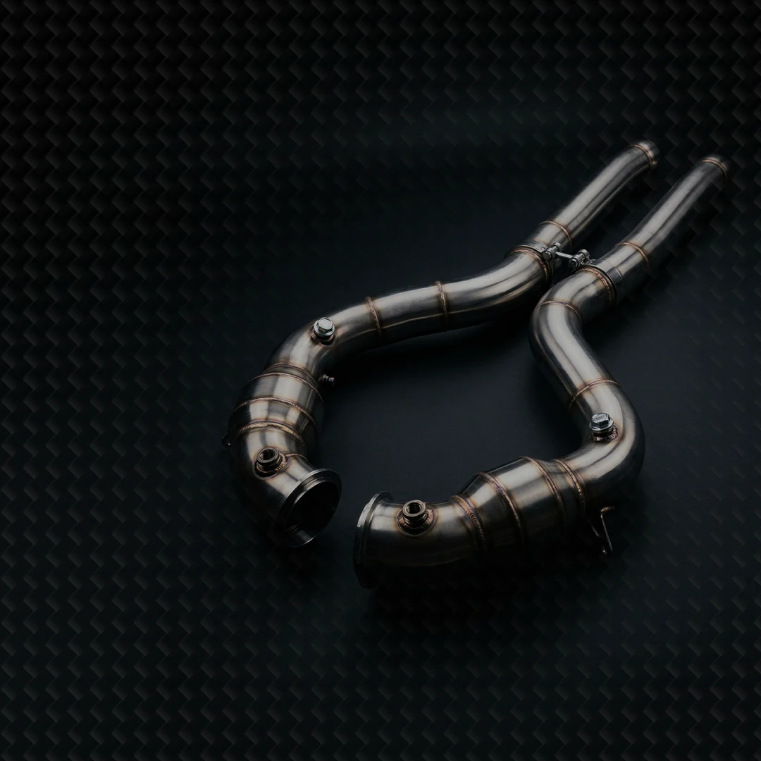 Edelstahl-Abgasrohre auf dunklem Hintergrund