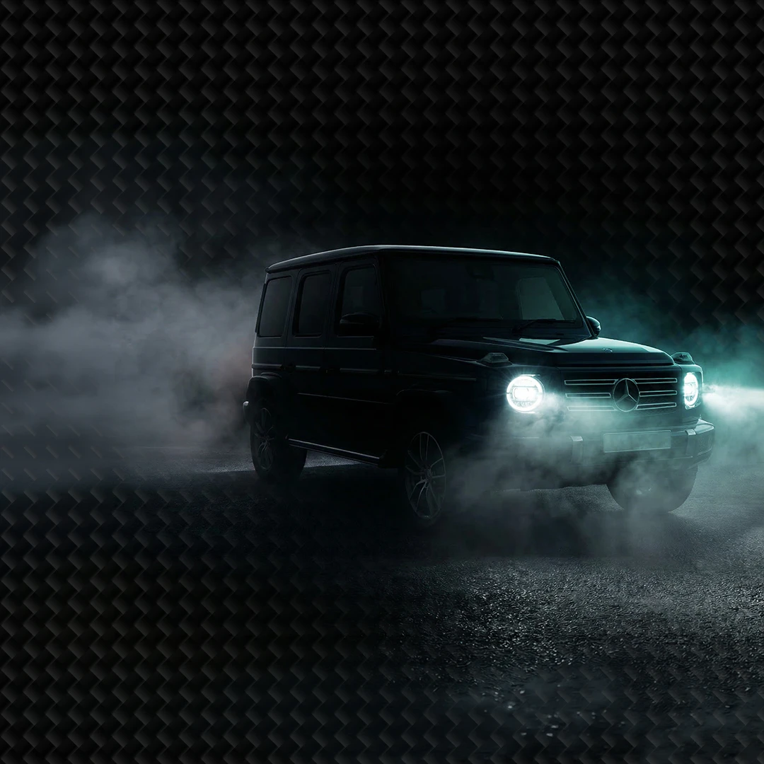 Geländewagen mit eingeschalteten Scheinwerfern im Nebel bei Nacht