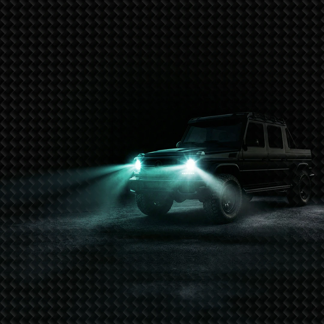 Geländewagen mit eingeschalteten Scheinwerfern im Dunkeln